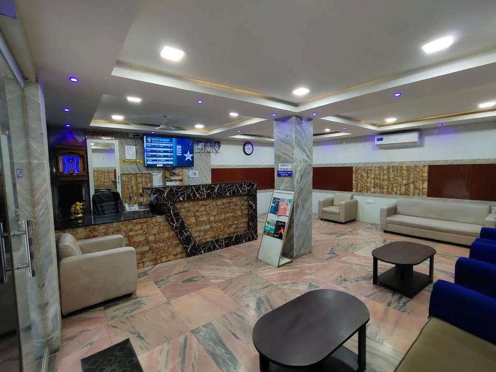 Hotel Sunrise lobby and reception desk